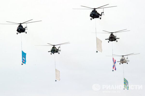 Pilotos de helicópteros ensayan para el próximo Desfile del Día de la Victoria  - Sputnik Mundo