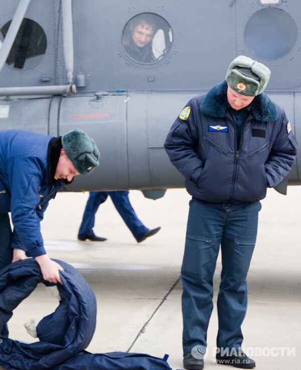 Pilotos de helicópteros ensayan para el próximo Desfile del Día de la Victoria  - Sputnik Mundo