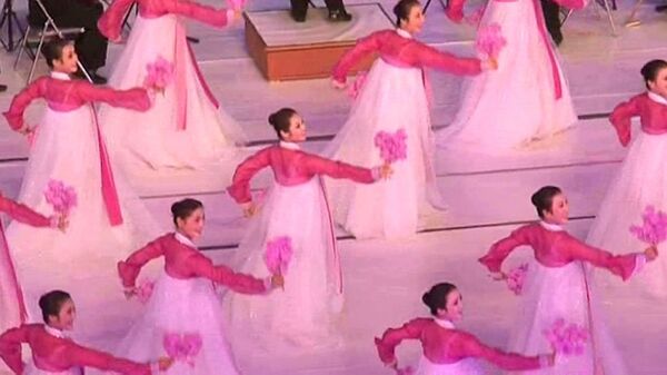 Norcoreanos bailaron por el centenario natalicio de su “líder eterno”  - Sputnik Mundo