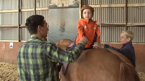 Niños autistas hacen trucos acrobáticos en clases de terapia con caballos - Sputnik Mundo