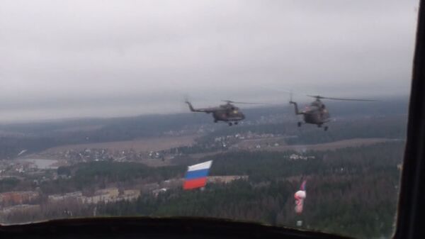 Escuadrilla de cinco helicópteros ensaya para el Desfile de la Victoria en Rusia - Sputnik Mundo