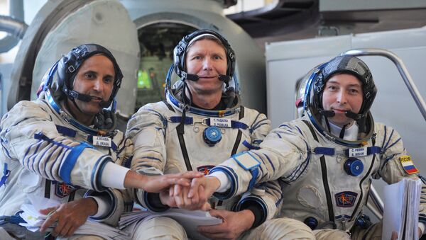 Futuros tripulantes de ISS presentan exámenes - Sputnik Mundo