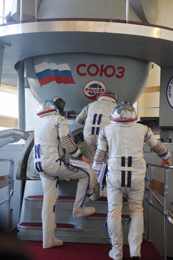 Futuros tripulantes de ISS presentan exámenes - Sputnik Mundo