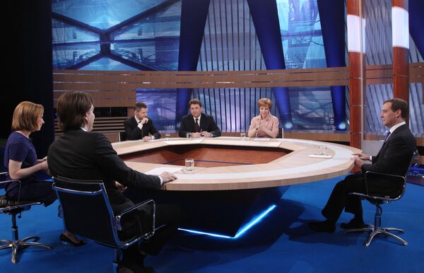 Medvédev sale airoso de los asuntos más delicados en su entrevista televisiva - Sputnik Mundo