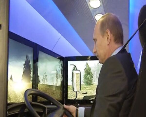 Vladímir Putin ensaya simulador de un camión Kamaz - Sputnik Mundo