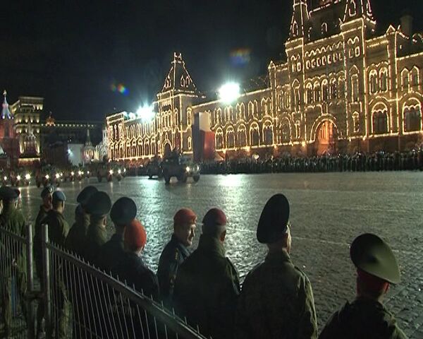 Primer ensayo nocturno de la parada militar del Día de la Victoria en la Plaza Roja - Sputnik Mundo