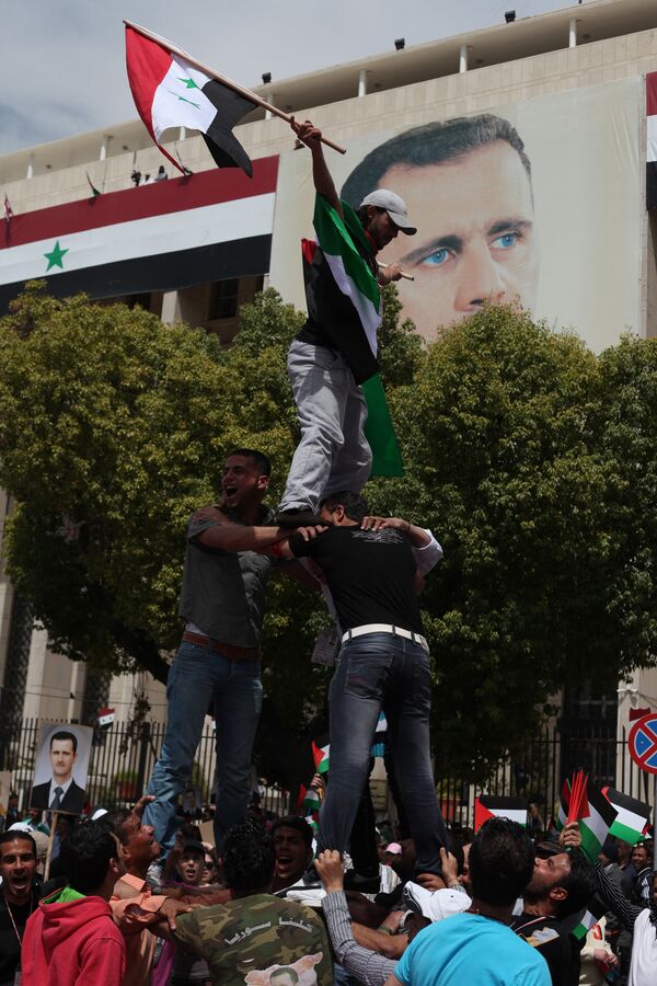 Los partidarios del presidente sirio, Bashar Asad, durante un mitin en Bagdad - Sputnik Mundo