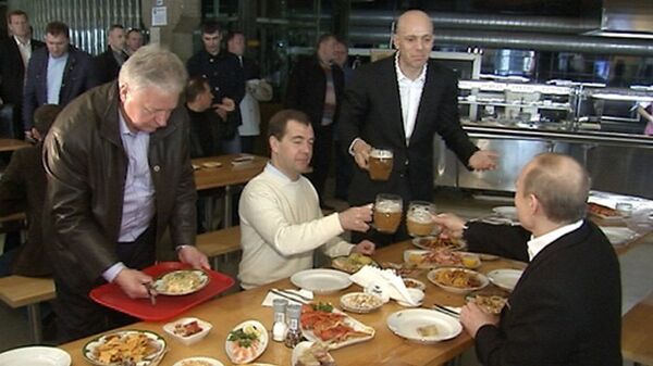 Medvédev y Putin celebran el Primero de Mayo en una cervecería de Moscú - Sputnik Mundo