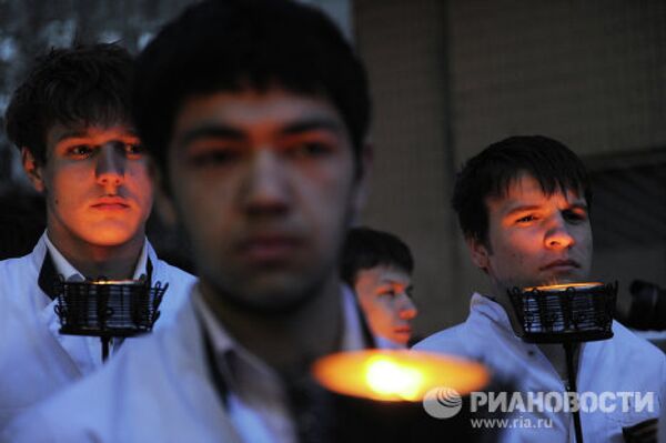Marcha de antorchas estudiantil con motivo del 67 aniversario de la victoria en la Segunda Guerra Mundial - Sputnik Mundo