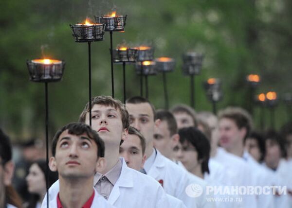 Marcha de antorchas estudiantil con motivo del 67 aniversario de la victoria en la Segunda Guerra Mundial - Sputnik Mundo