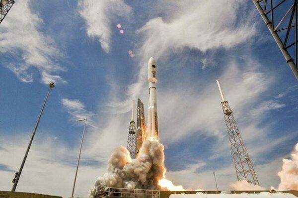 Fuerza Aérea de EEUU lanza segundo satélite de comunicaciones AEHF - Sputnik Mundo