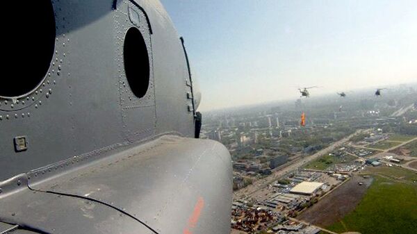 Pilotos de helicópteros ensayan para el Desfile del Día de la Victoria - Sputnik Mundo