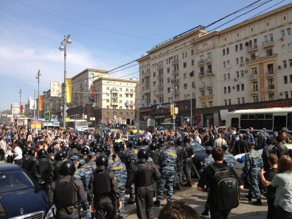 Policía detiene a unas 120 personas por “piquetes no autorizados” en el centro de Moscú - Sputnik Mundo