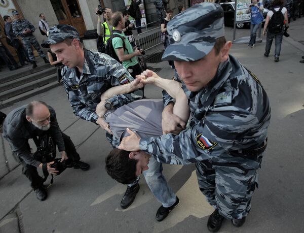 La policía moscovita detuvo a 327 personas - Sputnik Mundo