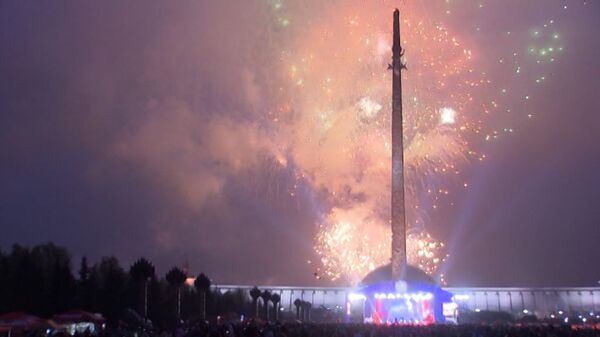 Miles de fuegos artificiales iluminaron el cielo moscovita el Día de la Victoria - Sputnik Mundo