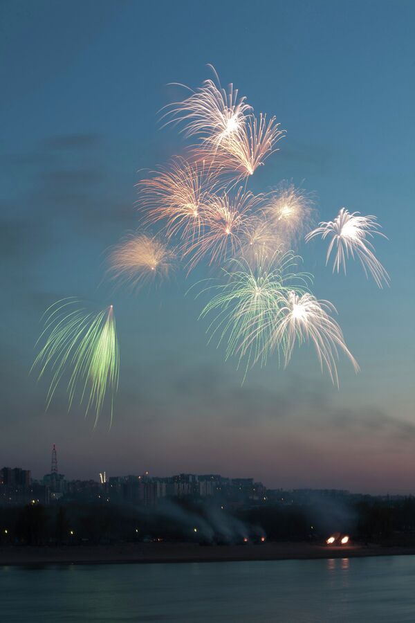 Fuegos artificiales con motivo del Día de la Victoria en la Gran Guerra Patria - Sputnik Mundo