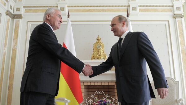 Presidente de Osetia del Sur, Leonid Tibílov, y presidente de Rusia, Vladímir Putin (archivo) - Sputnik Mundo