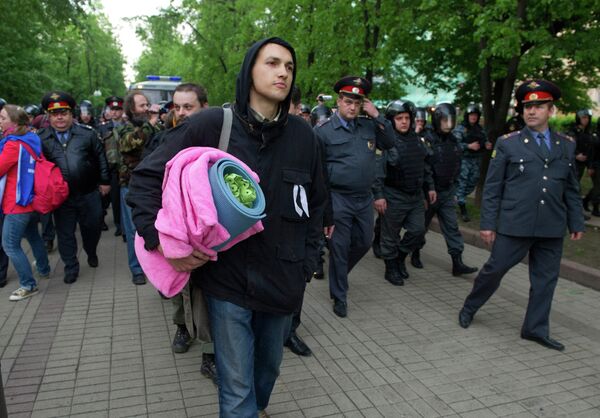 La Policía desaloja la acampada de la oposición y detiene a 20 personas en Moscú - Sputnik Mundo