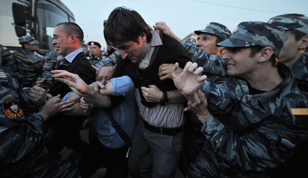 Policía detiene a participantes de nueva acampada opositora en Moscú - Sputnik Mundo