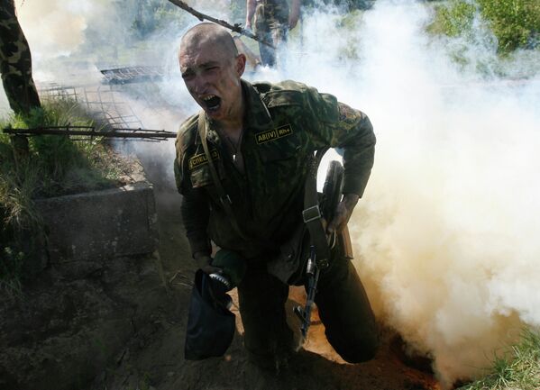 Soldados bielorrusos se someten a pruebas para poder llevar boinas rojas - Sputnik Mundo