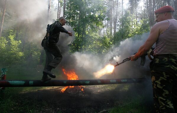 Soldados bielorrusos se someten a pruebas para poder llevar boinas rojas - Sputnik Mundo