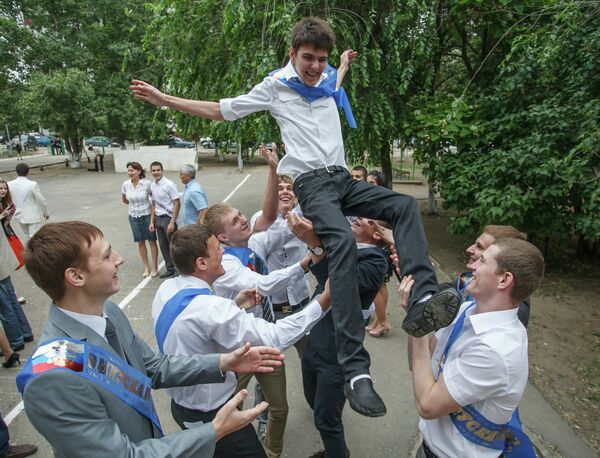 El “último timbrazo” suena para los alumnos del último grado de las secundarias de Rusia - Sputnik Mundo