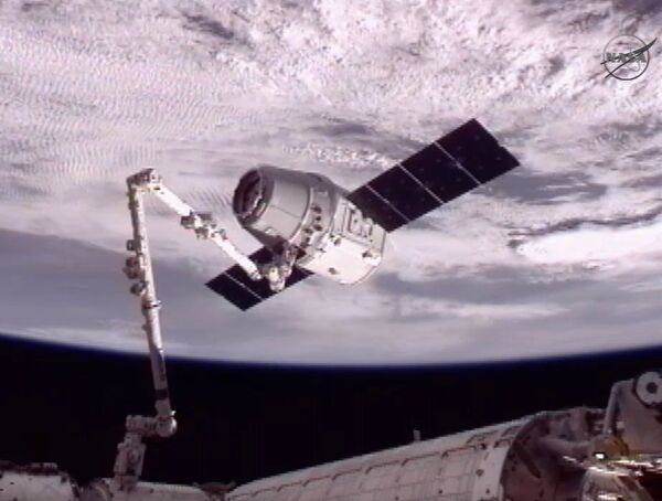 La nave de carga Dragon atraca a la Estación Espacial Internacional - Sputnik Mundo