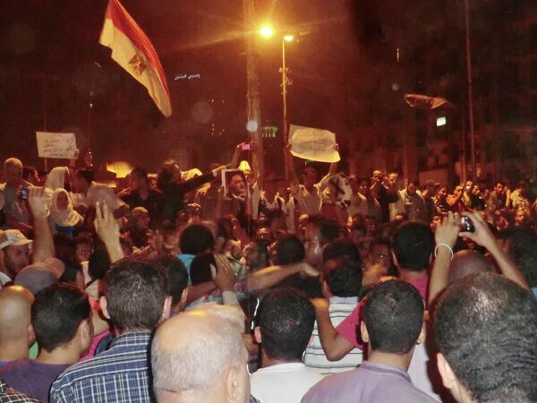 Manifestantes incendian sede del candidato a la presidencia en El Cairo - Sputnik Mundo