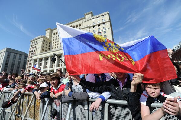 Moscú celebra con “Desfile de los campeones” la victoria de Rusia en el mundial de hockey - Sputnik Mundo