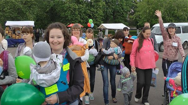 Madres jóvenes desfilan con portabebés el Día Internacional del Niño   - Sputnik Mundo
