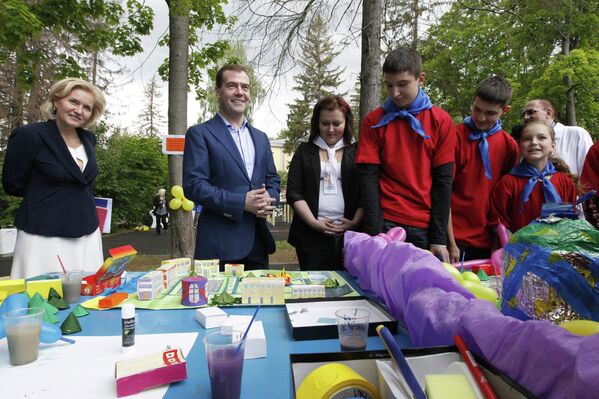 El primer ministro Medvédev visita un sanatorio de niños en las cercanías de Moscú - Sputnik Mundo