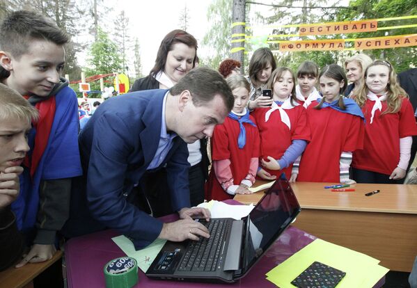 El primer ministro Medvédev visita un sanatorio de niños en las cercanías de Moscú - Sputnik Mundo