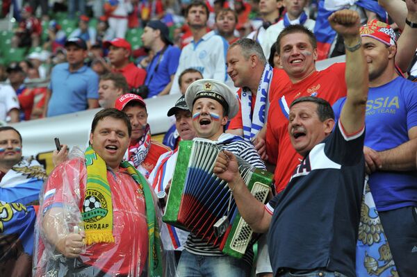 Hinchas rusos durante el partido Rusia vs República Checa en Euro 2012 - Sputnik Mundo