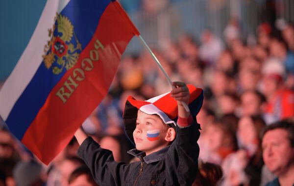 Hinchas rusos durante el partido Rusia vs República Checa en Euro 2012 - Sputnik Mundo