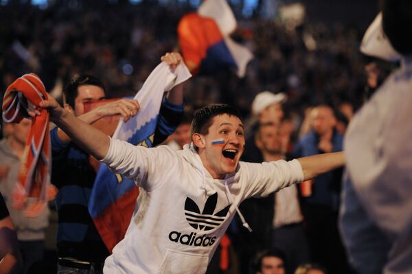 Al menos 30 mil moscovitas ven partidos de la Eurocopa 2012 en las zonas fan y en bares deportivos - Sputnik Mundo