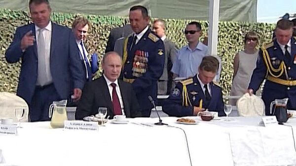 El presidente Putin visita base aérea en el sur de Rusia - Sputnik Mundo