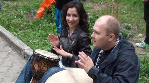 8.000 personas tocan tambores para salvar el planeta en Rusia - Sputnik Mundo