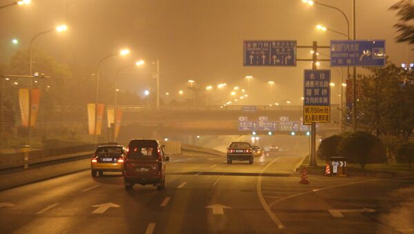 La densa niebla sobre el Pekín nocturno (archivo) - Sputnik Mundo