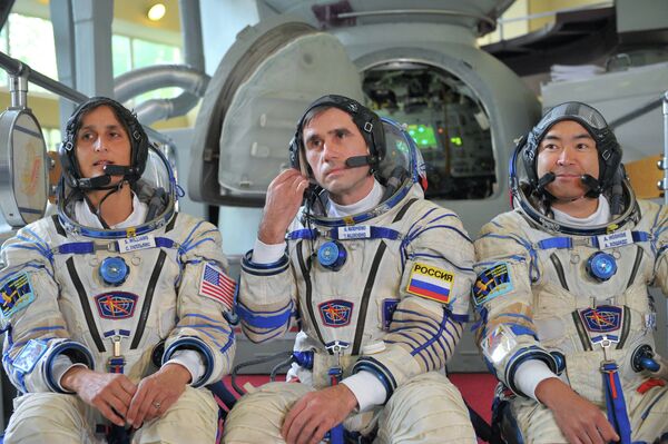 La tripulación titular estará integrada por los astronautas Yuri Malenchenko (Rusia), Sanita Williams (EEUU) y Akihiko Hoshide (Japón) - Sputnik Mundo