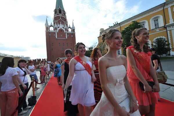 Fiesta de egresados 2012 en la Plaza Roja de Moscú - Sputnik Mundo