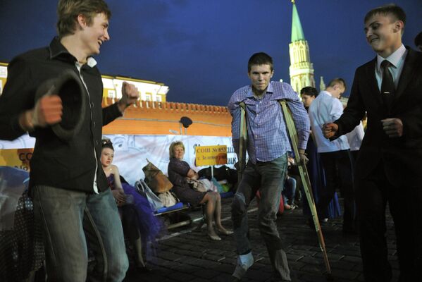 Fiesta de egresados 2012 en la Plaza Roja de Moscú - Sputnik Mundo