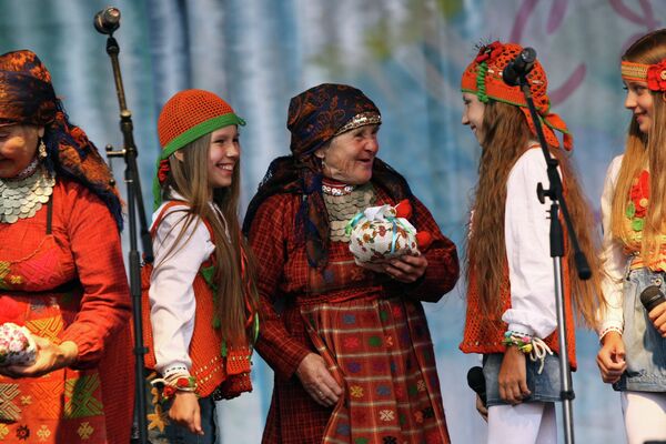 “Las Abuelas de Buránovo” actúan en Siberia - Sputnik Mundo