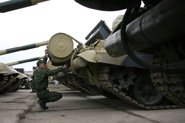 Rusia emplaza en el este unos 30 carros de combate modernizados T-72B3 - Sputnik Mundo