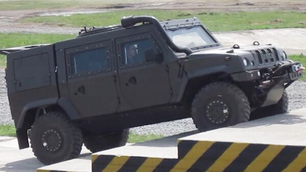 Rusia exhibe su nuevo vehículo blindado Ris fabricado con tecnología italiana - Sputnik Mundo