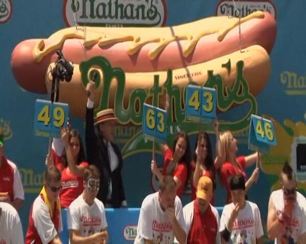 Ganadores del campeonato mundial de comer Hot Dogs en EEUU - Sputnik Mundo