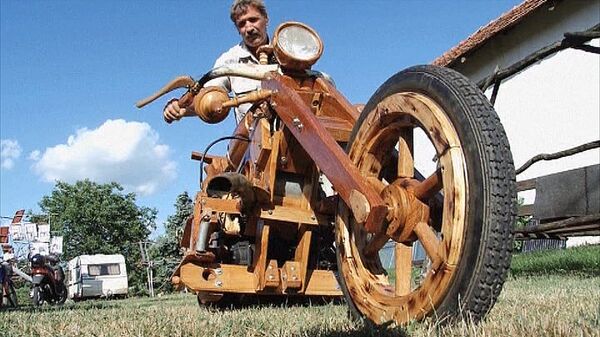 Agricultor húngaro construye una moto de madera y cuernos de ganado - Sputnik Mundo