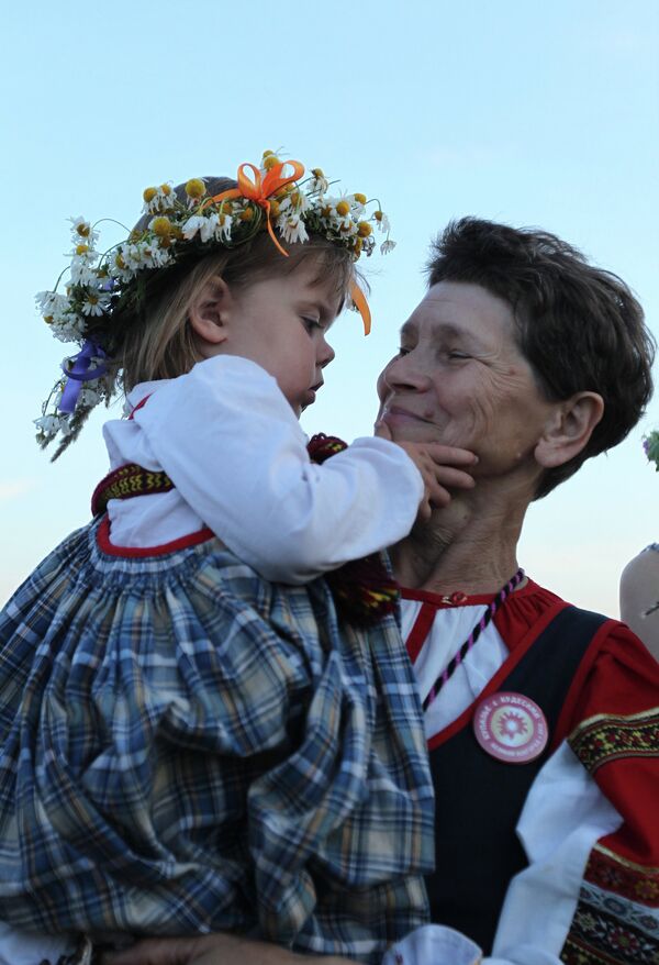 Celebraciones del Día de Iván Kupala a orillas del lago Ilmen en el norte de Rusia - Sputnik Mundo