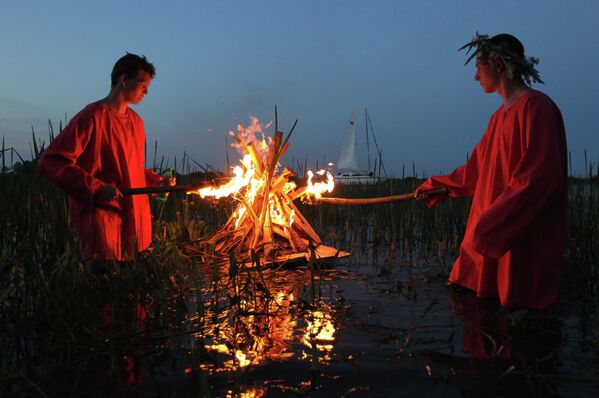Celebraciones del Día de Iván Kupala a orillas del lago Ilmen en el norte de Rusia - Sputnik Mundo