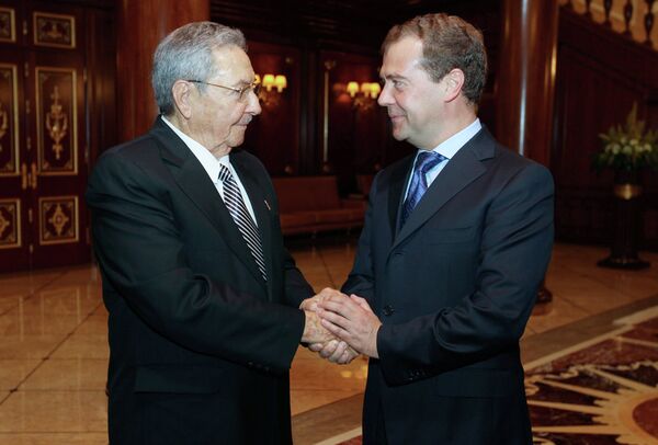Dmitri Medvédev y Raúl Castro en Moscú - Sputnik Mundo