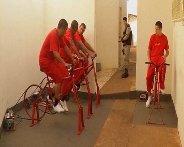 Presos brasileños pedalean bicicletas estáticas para reducir sus penas de prisión - Sputnik Mundo